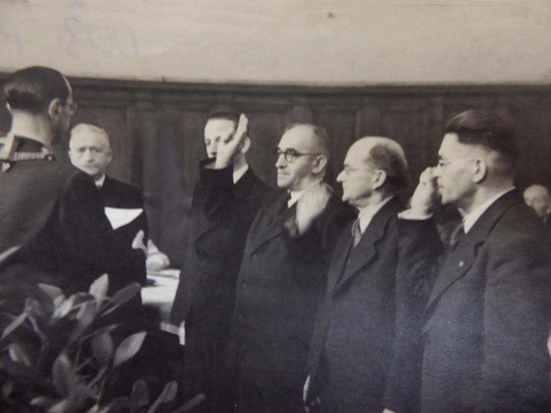 Vereidigung von Eduard Dengel als Stadtrat durch Oberbürgermeister Dr. Redlhammer